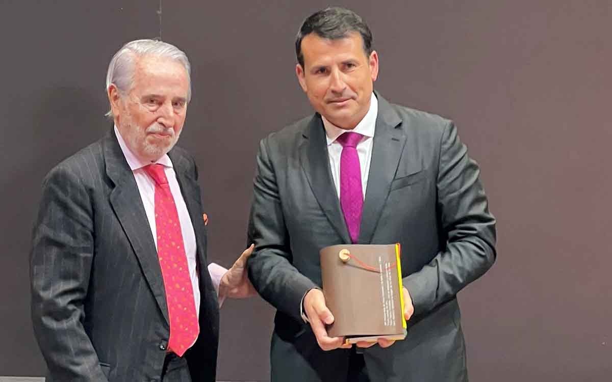 Francisco López-Bago, presidente de Honor de Guía Gourmets, entrega el premio a Pablo Ossorio