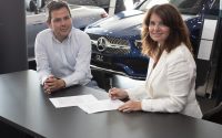 Firma de acuerdo Mercedes-Benz Valdisa entre David Gil y Marisa Arlandis