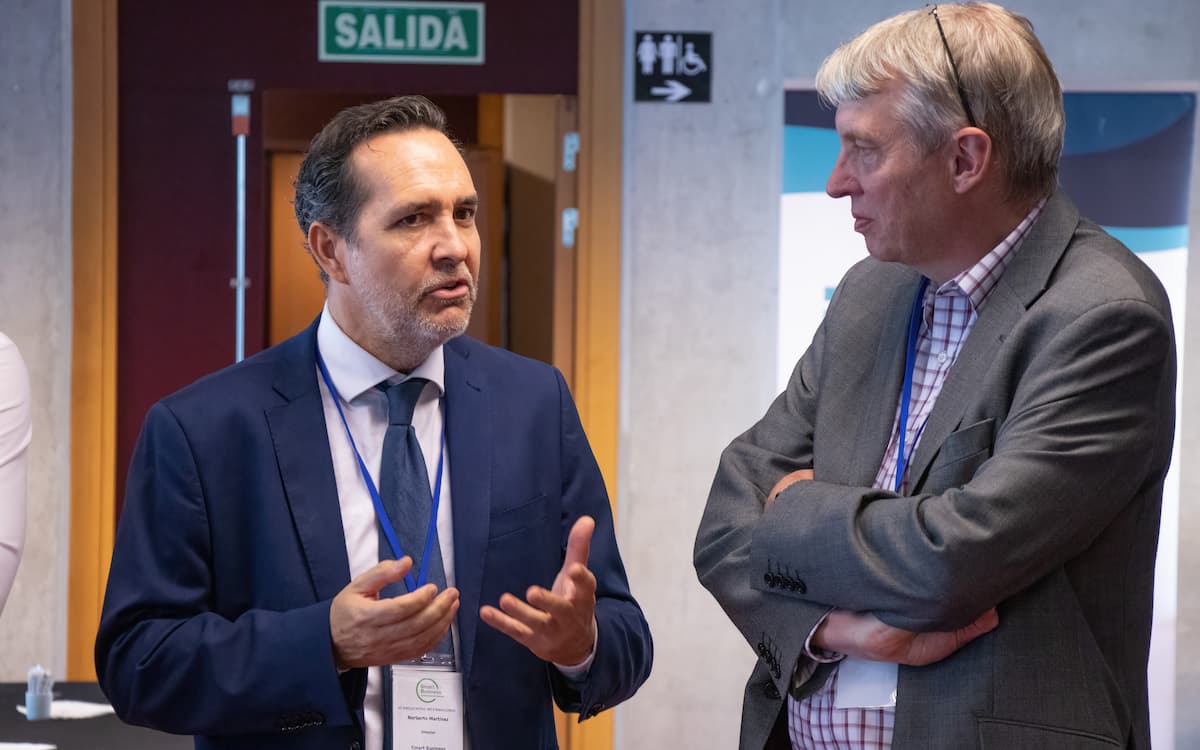 Norberto Martínez Ibáñez, Director del congreso Smart Business:Innovación&Valores charlando con Martin Lambert, investigador de la Universidad de Oxford.
