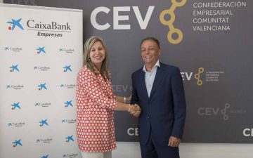 Olga García (Caixabank) y Salvador Navarro (CEV) durante la firma de la renovación del convenio