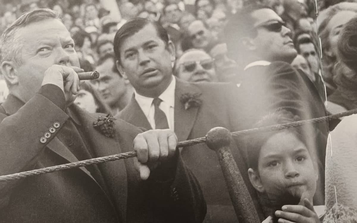 Con su hija en la barrera de la Maestranza (Feria de Abril de 1964)