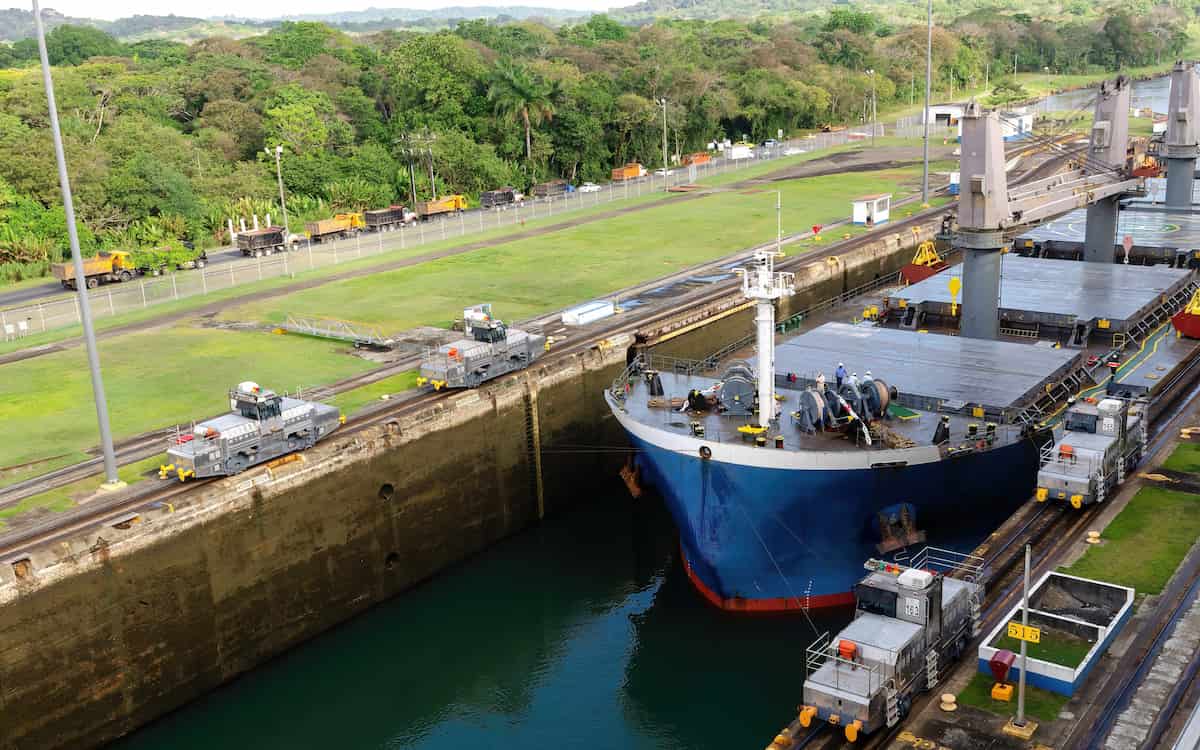 Barco en el Canal de Panamá (Copyright: GeaMedia)