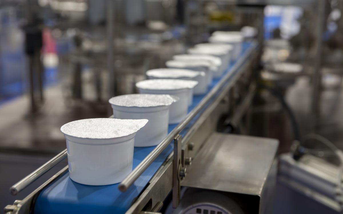 Fábrica de yogures. Inversión en empresas (Copyright: Belish)