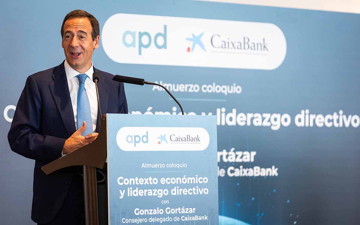 Gonzalo Gortázar, CEO de Caixabank, durante el coloquio celebrado por APD Zona Levante
