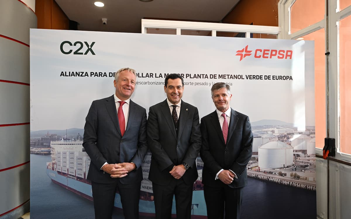 Maarten Wetselaar, CEO de Cepsa, Juan Manuel Moreno Bonilla, presidente de la Junta de Andalucía, y Brian Davis, CEO de C2X