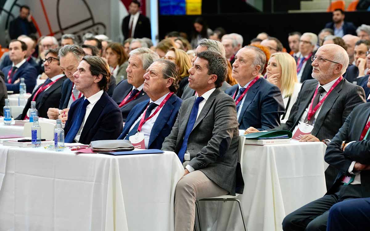 Las 10 perlas que deja José María Aznar a los empresarios en la asamblea de AVE
