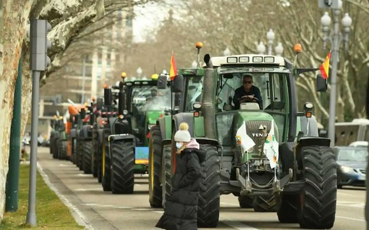 Las tractoradas se extienden por varias provincias y bloquean infraestructuras