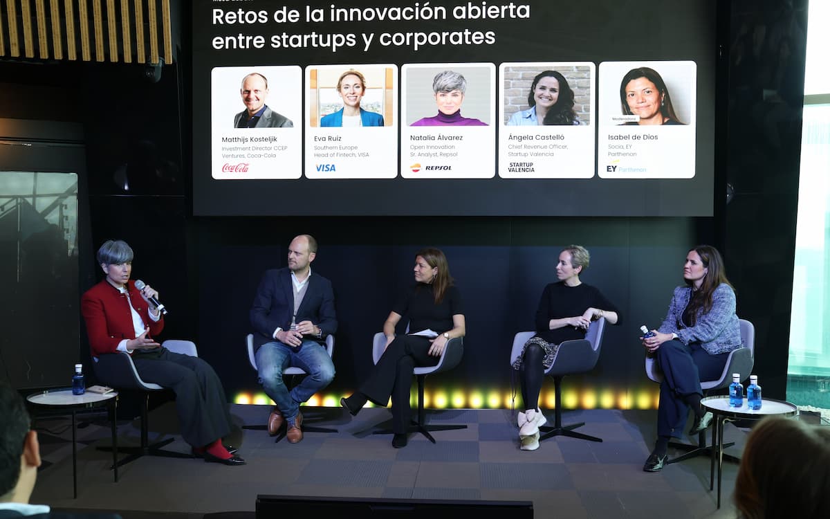 De izquierda a derecha, Natalia Álvarez, Open Innovation Sr. analyst en Repsol; Matthijs Kosteljik, Investment director–CCEP Ventures en Coca-Cola; Eva Ruiz, Southern Europe head of Fintech en VISA; Isabel de Dios, socia en EY Parthenon, y Ángela Castelló, chief Revenue Officer en Startup Valencia.