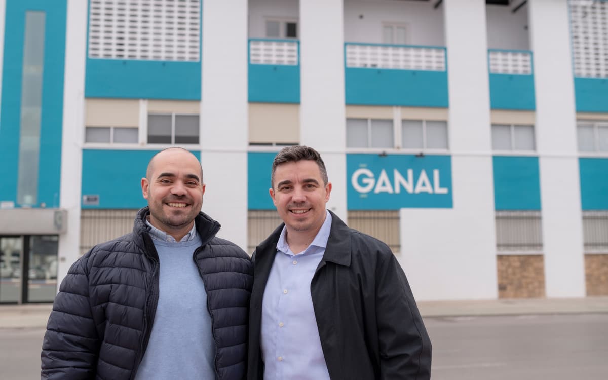 El director de Operaciones de Ganal, Julián Cavero, y el director ejecutivo de la empresa, Alberto Cavero, ante las instalaciones de Ganal, en Sedaví.