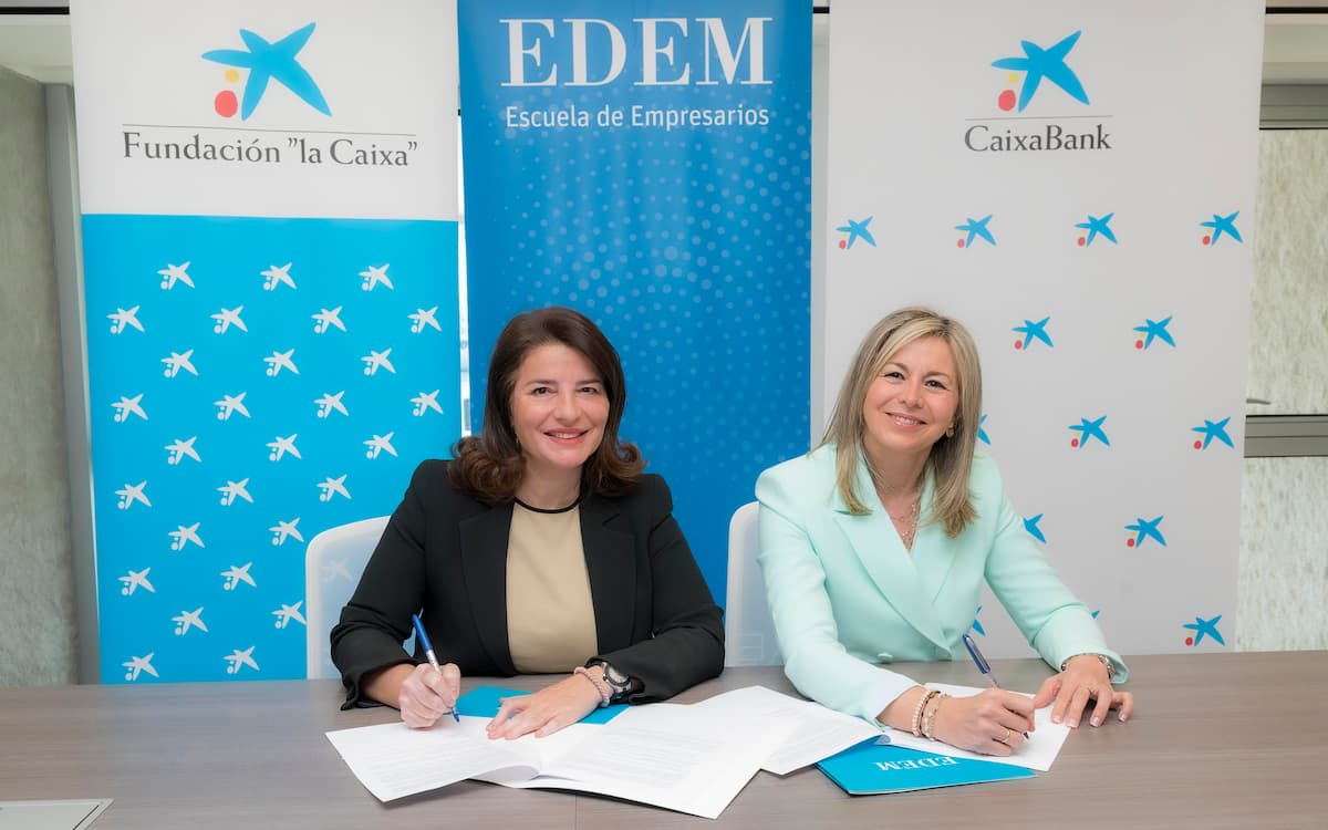 Hortensia Roig, presidenta de EDEM, y Olga García, directora territorial de Caixabank en la Comunitat Valenciana y Región de Murcia