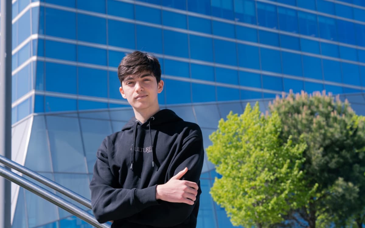 Ganar dinero con la IA: El joven de 19 años que factura 1 M€ con sus dos empresas