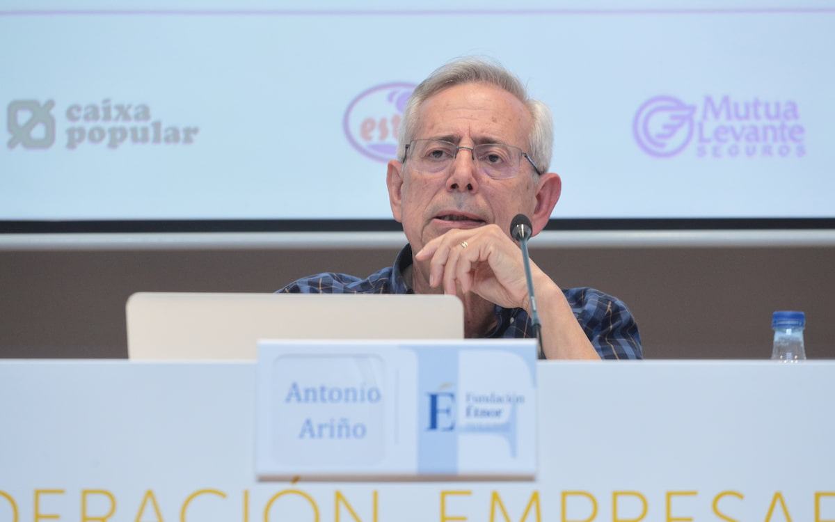 El catedrático Antonio Ariño: «Se ignora que las sociedades no envejecen»