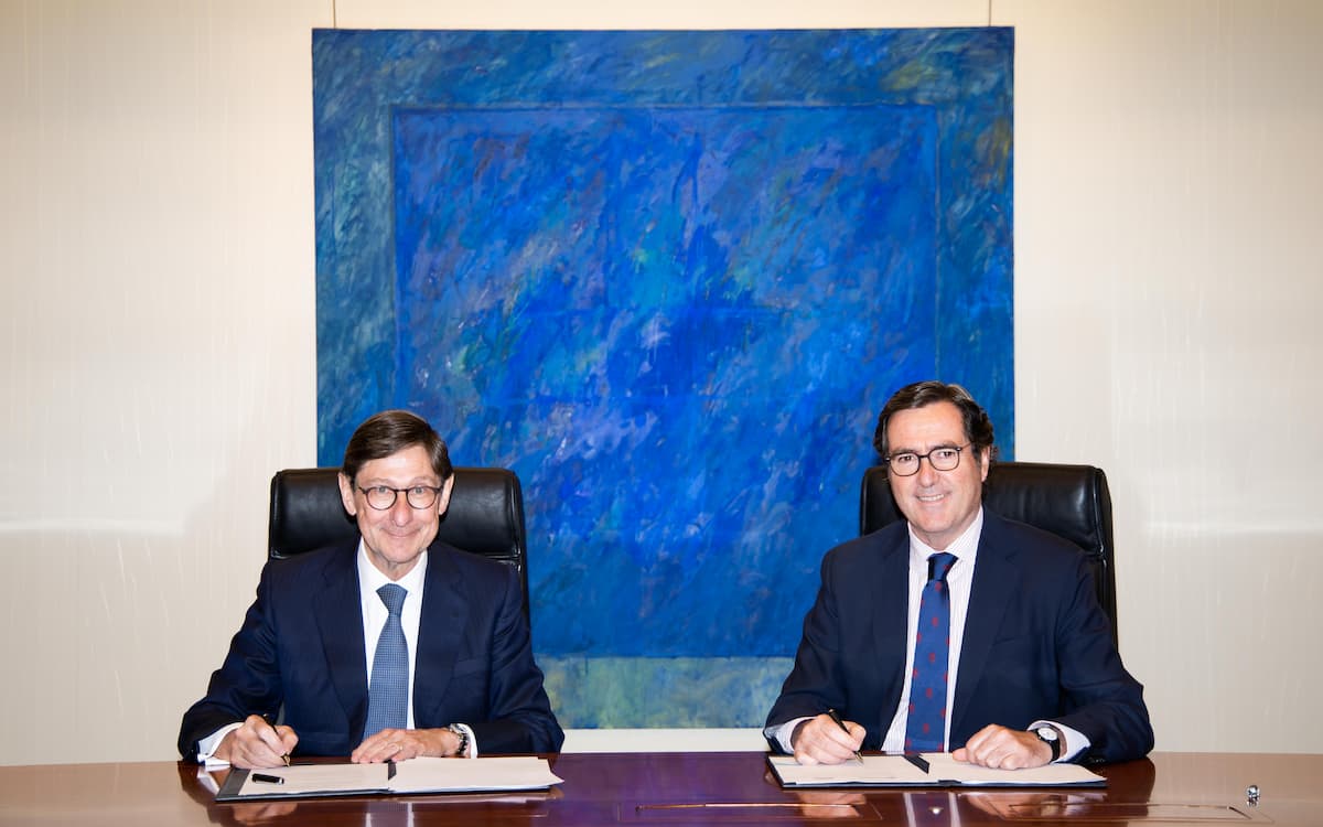Caixabank y CEOE colaboran en una nueva línea de financiación de 40.000 millones