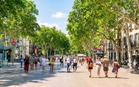 Jóvenes en Las Ramblas de Barcelona