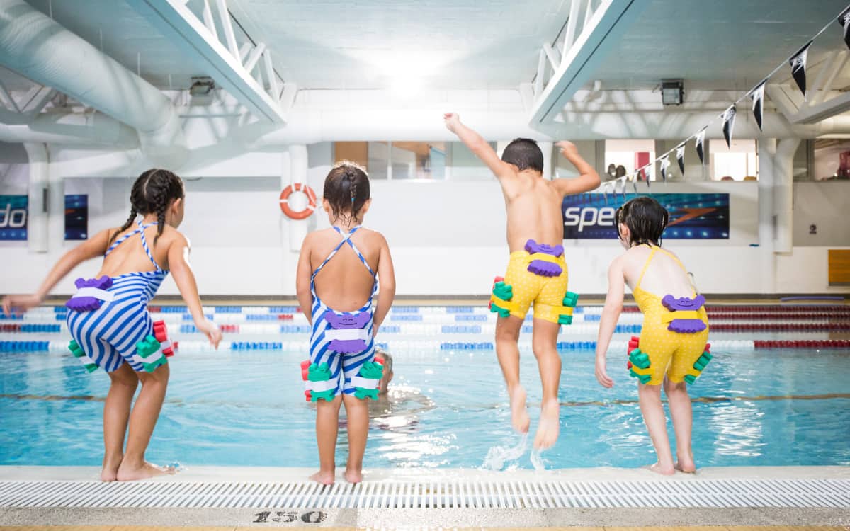De monitores de natación a diseñar un bañador para aprender a nadar sin miedos