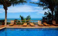 Piscina al lado del mar en un hotel de lujo