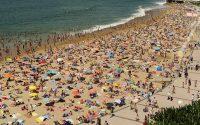 Playa abarrotada de bañistas