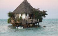 Una cena sobre el mar de Zanzíbar, la isla caribeña del Índico