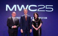 Los representantes de GSMA, John Hoffman, director; Mats Granryd, director general; y Lara Dewar, directora de Marketing