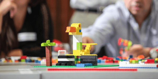 Construye y mejora la comunicación de tu equipo con Lego Serious Play.