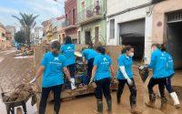Voluntariado de CaixaBank colaborando en tareas de limpieza tras la DANA