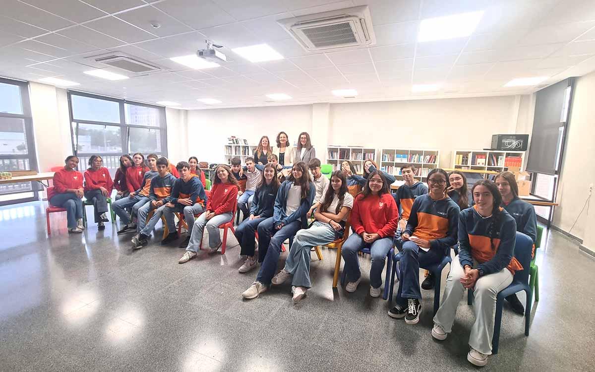 Paula-Tamarit-Mujer al Timon