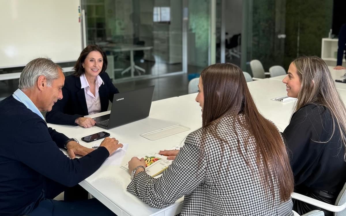 Alberto Ramírez y Mª Carmen Ferrada, junto a la segunda generación, Carmen y Carlota Ramírez