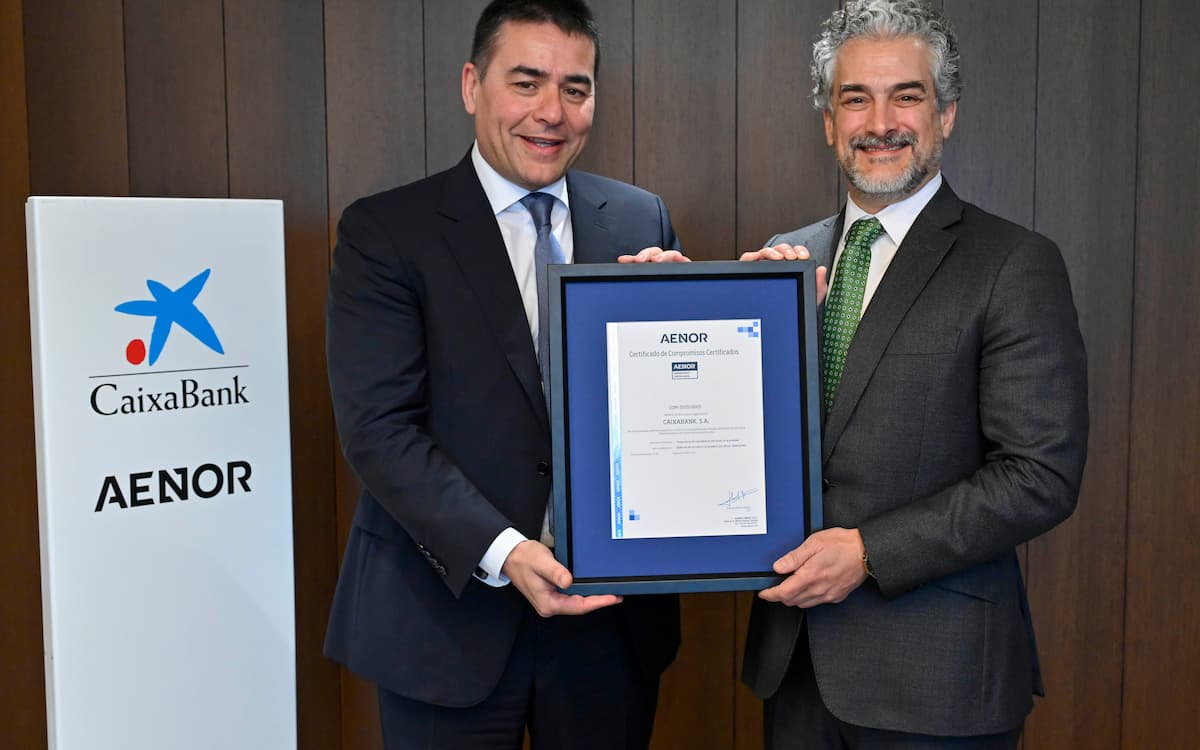 Foto firma certificado social CaixaBank-AENOR