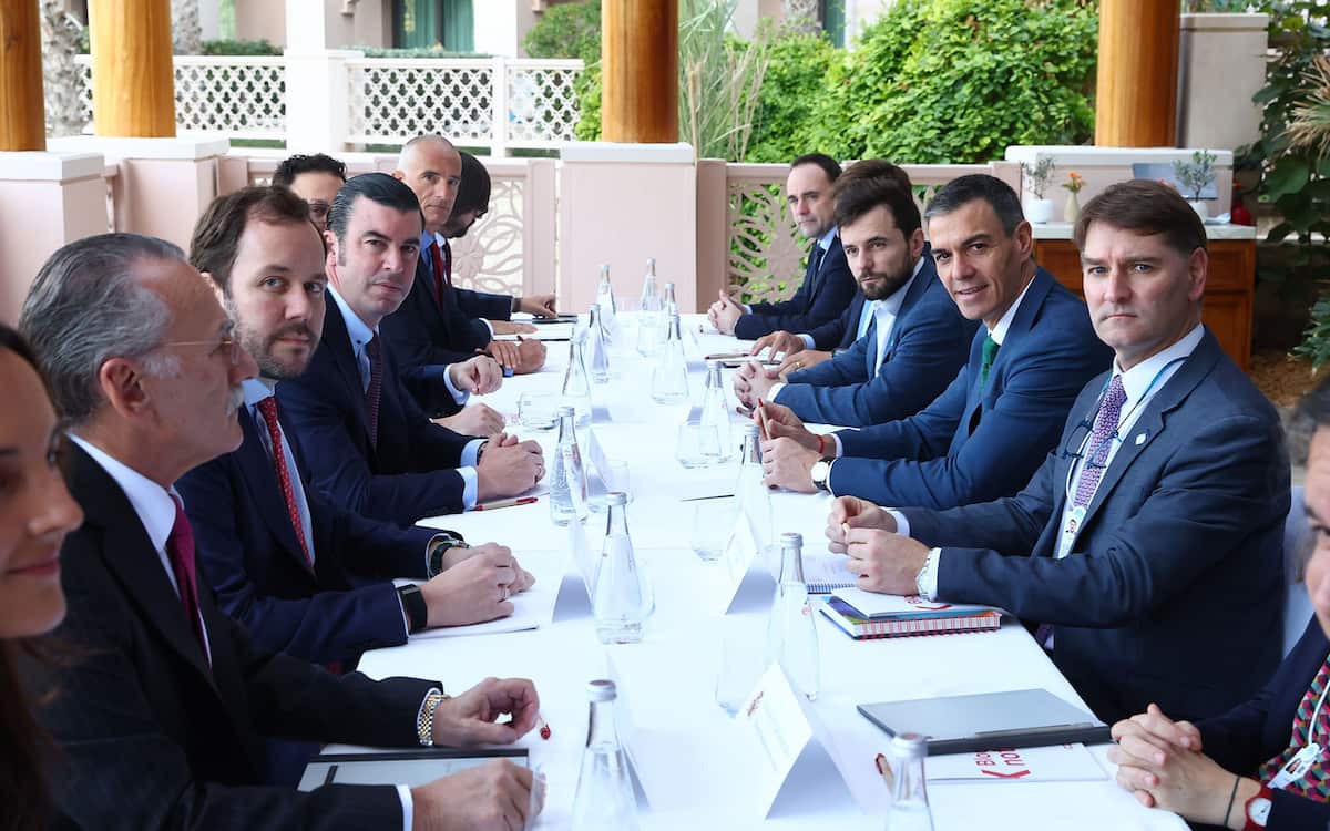 El presidente del Gobierno, Pedro Sánchez, se encuentra con empresarios españoles en Dubái. Fotografía: Moncloa