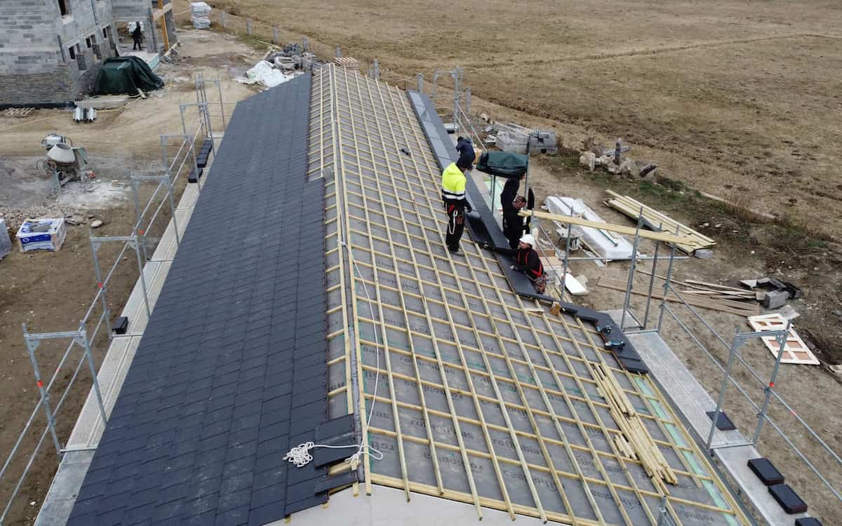 Trabajadores instalando materiales de La Escandella.