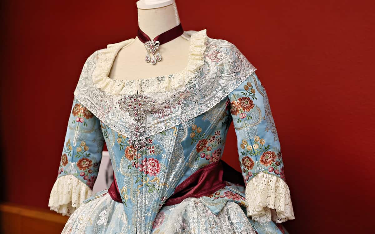 cuanto cuesta ser fallera mayor traje