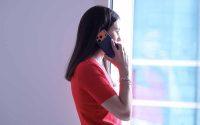 Crece en España el perfil del comercial digital remoto como Amaia Uceda, una figura que las empresas externalizan para optimizar costes