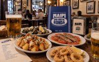 Maipi, una nueva ronda: la barra del fútbol celebra su relevo con un álbum de cromos