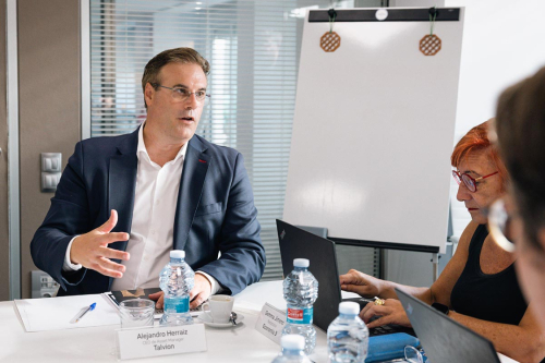 Fotografias MesaDebateEco3 220925-28